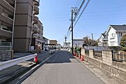 敷地の北側前面道路（東側から）