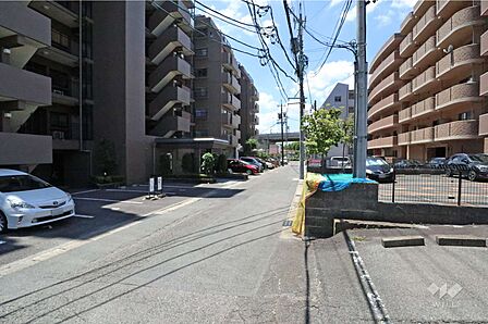 敷地北側の前面道路