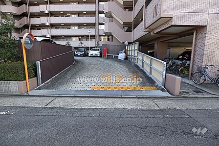 西側駐車場出入口