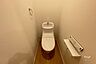 トイレ：トイレはつなぎ目の少ないお掃除しやすいタイプ。