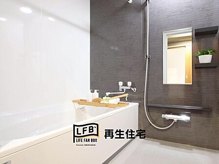 黒のパネルが高級感を醸し出すバスルーム。広々とした浴槽で、贅沢なリラックスタイムを演出します。