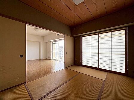 和室側からリビングを見た感じです♪扉を開けることでとても広く見えますね♪