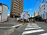 外観：マンションに繋がる道路です♪