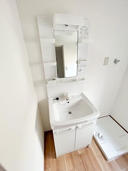 画像9:脱衣所には独立洗面台に洗濯機置き場もあります