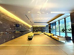 【ロビー】エントランスなどの共用部分は高級ホテル並みの豪華さ。ホテルライクなフロントサービス、フロントでのコンシェルジュサービス。ソフト面でもハード面でもワンランク上のホスピタリティを日々の生活