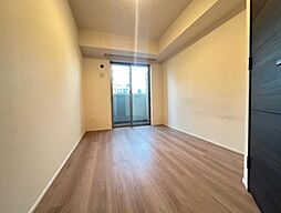 独立性を高めたお部屋。たっぷりの収納も配備しており、スッキリとした居住空間に。陽光も降り注ぐ明るく開放的な間取りが魅力的です。