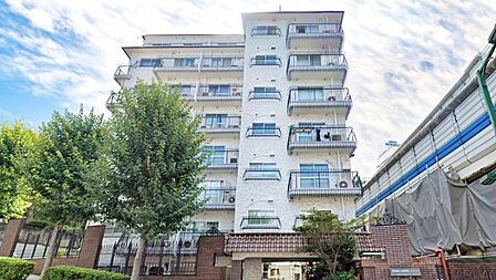 街に溶けこみ美しい景観を生み出すこのマンションは採光や風通しまで考え抜いて造っています。外観の美しさだけでなくそこに住まうご家族様の心地良さを最優先しています。