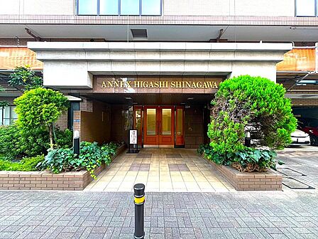 丁寧に整えられた植栽が、アプローチに彩りを添えます☆穏やかな彩りの先に素敵な空間が広がっているんだろうなと期待が膨らみますね。