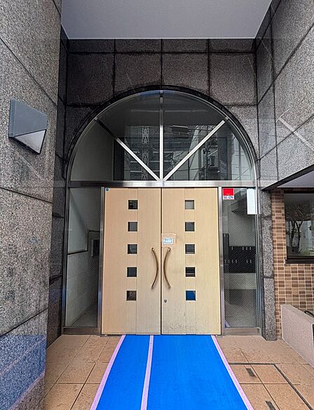 明るく清潔感のある広々としたエントランス。ゆとりある空間が住まい手の快適な毎日をやさしく出迎えます。