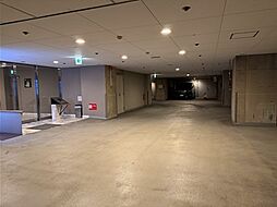 マンションの駐車場には空き有り。安心して車を保管できる環境が提供されます。