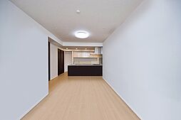 【LDK/約17.3帖】幅広いテイストに合いやすい、ナチュラルな内装デザインです。リビング・ダイニングを緩やかに区分けしやすい間取りで、メリハリのある生活が叶います。
