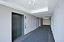 【エレベーターホール】セキュリティ面にも配慮された、ホテルライクな内廊下設計。季節や天候に左右されず、1年中快適に移動することができます。