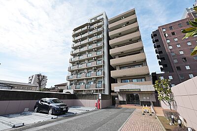 外観：【外観写真】複数路線利用可能で、お出かけや通勤通学に便利な立地。敷地内には駐車場があります。最新の空き状況など、詳細はお気軽にお問合せください。