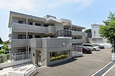 外観：RC造4階建て、総戸数17戸のマンションです。ご紹介物件は3階部分にございます。