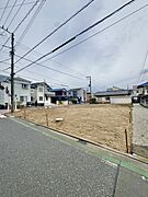 【現地土地写真】神奈川中央交通バス「大繩橋」停まで徒歩3分、JR東海道線「平塚」駅までバス18分です！スーパー、コンビニ、小中学校が徒歩9分圏内に揃う暮らしやすい立地です。
