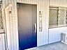 玄関：【玄関】ダブルロックが採用された玄関ドアです。廊下側の洋室は窓に格子付き。防犯性に配慮された設計が施されたマンションです。