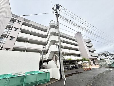 外観：【現地外観写真】鉄筋コンクリート造、地上6階建マンション。総戸数は39戸です。スーパーやコンビニが徒歩5分圏内と生活利便性の高い立地です。