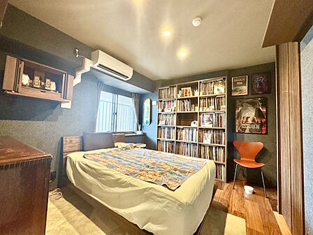【洋室/約6.6帖】採光部分は腰高窓なので、家具の配置がしやすく、壁面を活かしたレイアウトが可能です。
