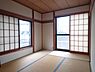 和室：【1階和室】東側と南側の2面採光。暖かい陽光が差し込む和室。客間やお子様の遊びスペースなど、ライフスタイルに応じて活用できます。