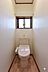 トイレ：【2階トイレ】各階にトイレが採用されているので、朝の忙しい時間や来客時に重宝します。自然換気ができる、窓付きです。※AIにより家具消しの修正をしたイメージ画像になります。