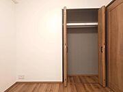 【クローゼット/洋室約4.5帖】枕棚・ハンガーパイプ付きで、丈の長い衣類を掛けて保管できます。クローゼットは中の荷物を確認しやすい、折れ戸タイプです。