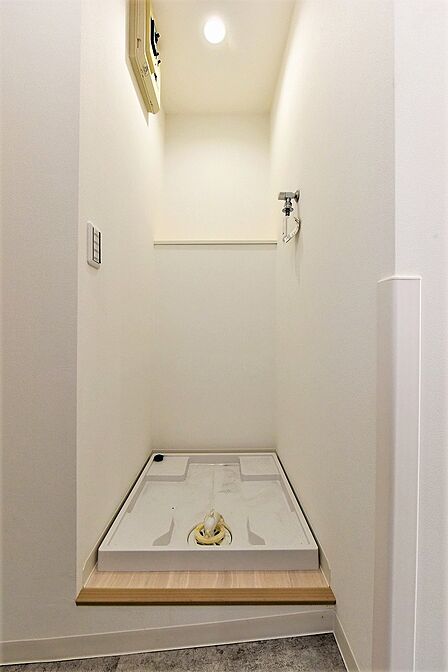 【洗濯機置き場】洗濯機用防水パンが設置されています。設置可能な洗濯機のサイズなどは現地でお確かめください。