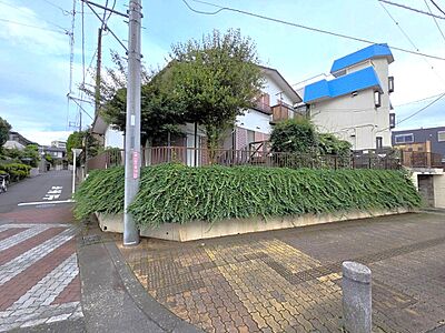 外観:【現地外観】JR相模線「上溝」駅まで徒歩15分の立地です。北西角地に位置しており、開放感があります。通風・採光を考慮した設計・建築が可能です。 外観:【現地外観】JR相模線「上溝」駅まで徒歩15分の立地です。北西角地に位置しており、開放感があります。通風・採光を考慮した設計・建築が可能です。