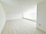 収納：約5.62帖の広さを確保した、ゆとりある小屋裏収納です。壁面にはコンセントが設置されており、照明器具の追加やお掃除の際など多目的に活用できます。