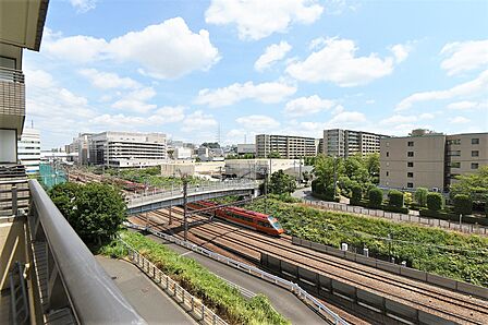 【住戸からの眺望写真】南東側バルコニーからは、小田急線の行き交う様子を楽しめます。視界を遮るような建物はなく、開放感のある景色が広がります。