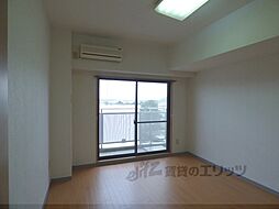 JR湖西線 新旭駅 徒歩35分の賃貸マンション 4階1Kのリビング/ダイニング