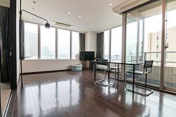 約16.2帖のリビングダイニング。南西・北西の三方角に位置する角部屋。大きな窓を活かした2面採光により、明るく開放的な室内が広がります。室内（2025年6月）撮影