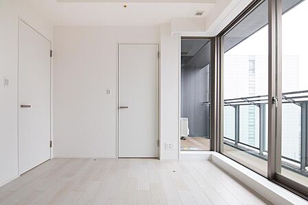 バルコニーに面した開口部から自然光が入る洋室。開き戸仕様で独立性が高く、寝室や書斎としても使いやすい、落ち着いた住空間です。室内（2025年12月）撮影