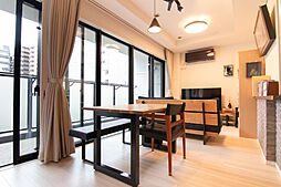 ダイニングとリビングが一体となった開放的な空間。大きな窓からの採光が、室内全体を明るく包み込みます。室内（2025年11月）撮影