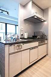 作業動線を考えたキッチンは、調理や後片付けがスムーズ。収納力も確保されており、毎日の料理を効率よくこなせる実用的な設計です。室内（2025年11月）撮影