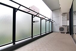 奥行きのあるバルコニーは、洗濯物干しはもちろん、空を感じながら外の空気を取り込める開放的なスペース。日常の合間に気分転換もしやすい空間です。現地（2025年11月）撮影