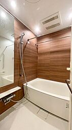 木目調パネルが落ち着いた雰囲気のバスルーム。ゆったり浸かれる浴槽で、一日の疲れをしっかりリセットできます。室内（2026年2月）撮影