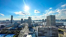 高層階ならではの開けた眺め。日中は明るい空と街の動きを感じながら、ゆったりとした時間を過ごせます。現地からの眺望（2026年2月）撮影