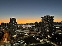 南西向きの方角のため、刻々と移り行く夕暮れの景色をお楽しみ頂けます。現地からの眺望