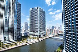 バルコニーからの眺望（北）運河とタワーレジデンスが広がる、水辺の街並みを望む眺望です。