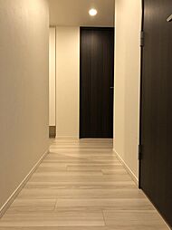 直線的なラインが奥行きを感じさせ、落ち着いた印象のアプローチです。室内（2026年6月）撮影
