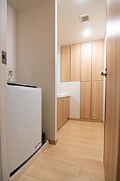 洗濯機置場と洗面台をゆとりある動線で配置。身支度からお洗濯まで、毎日の家事がスムーズにこなせます。室内（2026年7月）撮影