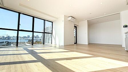たっぷりの採光が差し込むリビング。家具配置もしやすい広さで、くつろぎと食事の空間を分けやすい間取り。室内(2026年7月)撮影