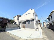 南西角地に佇むスタイリッシュな外観。駐車スペースも広く、陽当り良好で開放感のある住まいです。