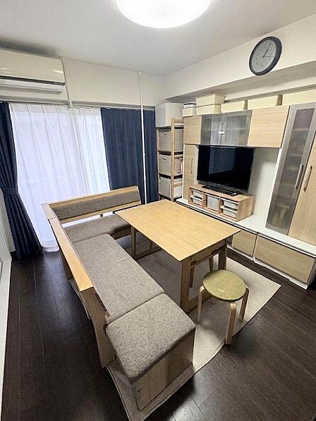 落ち着いた色合いのフローリングが魅力の、家族でゆったり寛げるリビング。