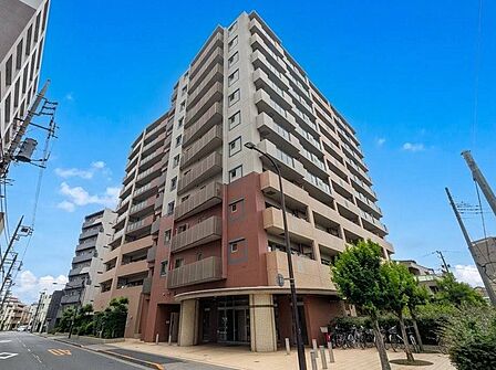 青空に映えるスタイリッシュで存在感のある11階建て大規模マンション。