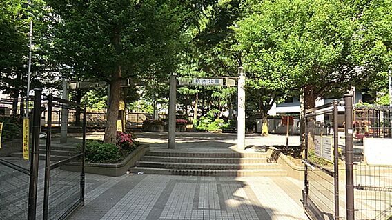 小さい滑り台と...