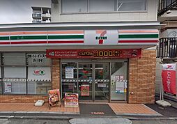 デザートなどのオリジナル商品が人気のコンビニ。24時間営業で生活用品から食材、お弁当となんでも揃います。