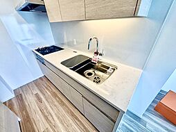 キッチンは、リビング全体を見渡すことのできる特等席！お子様の遊ぶ様子を見守りながらのお料理も可能です。