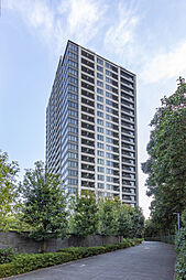 都心の杜にそびえる免震タワー】四季折々の緑に囲まれた、総戸数612戸のランドマーク。空に映えるスタイリッシュな外観と、御影石が彩る上質な室内が調和します。山手線内側の利便と安らぎを、この場所で。