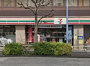 デザートなどのオリジナル商品が人気のコンビニ。24時間営業で生活用品から食材、お弁当となんでも揃います。